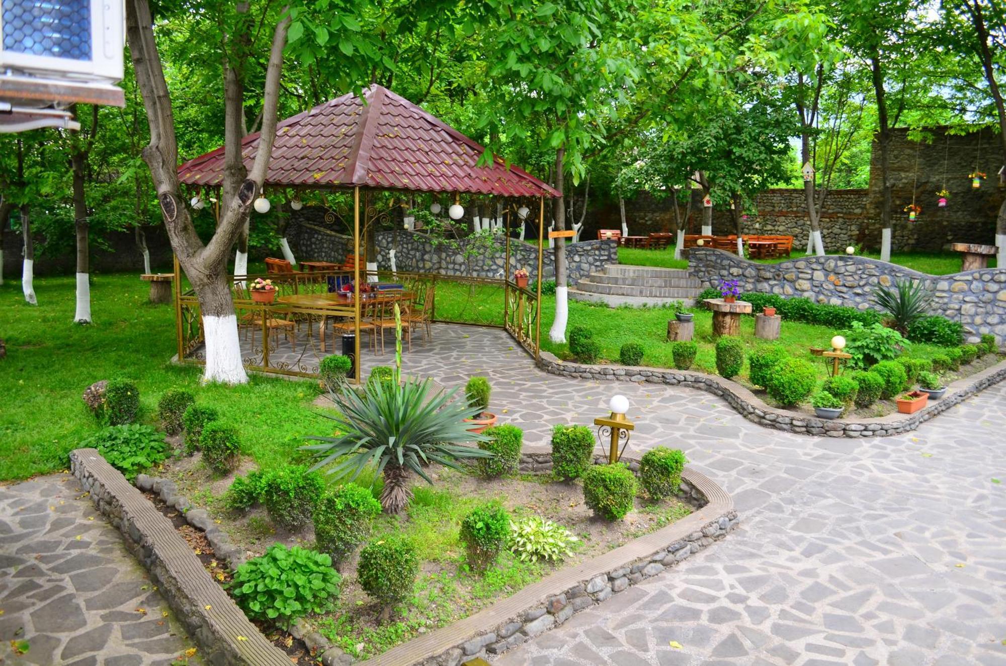 Family Hotel Lago & Wine Cellar Lagodekhi Ngoại thất bức ảnh